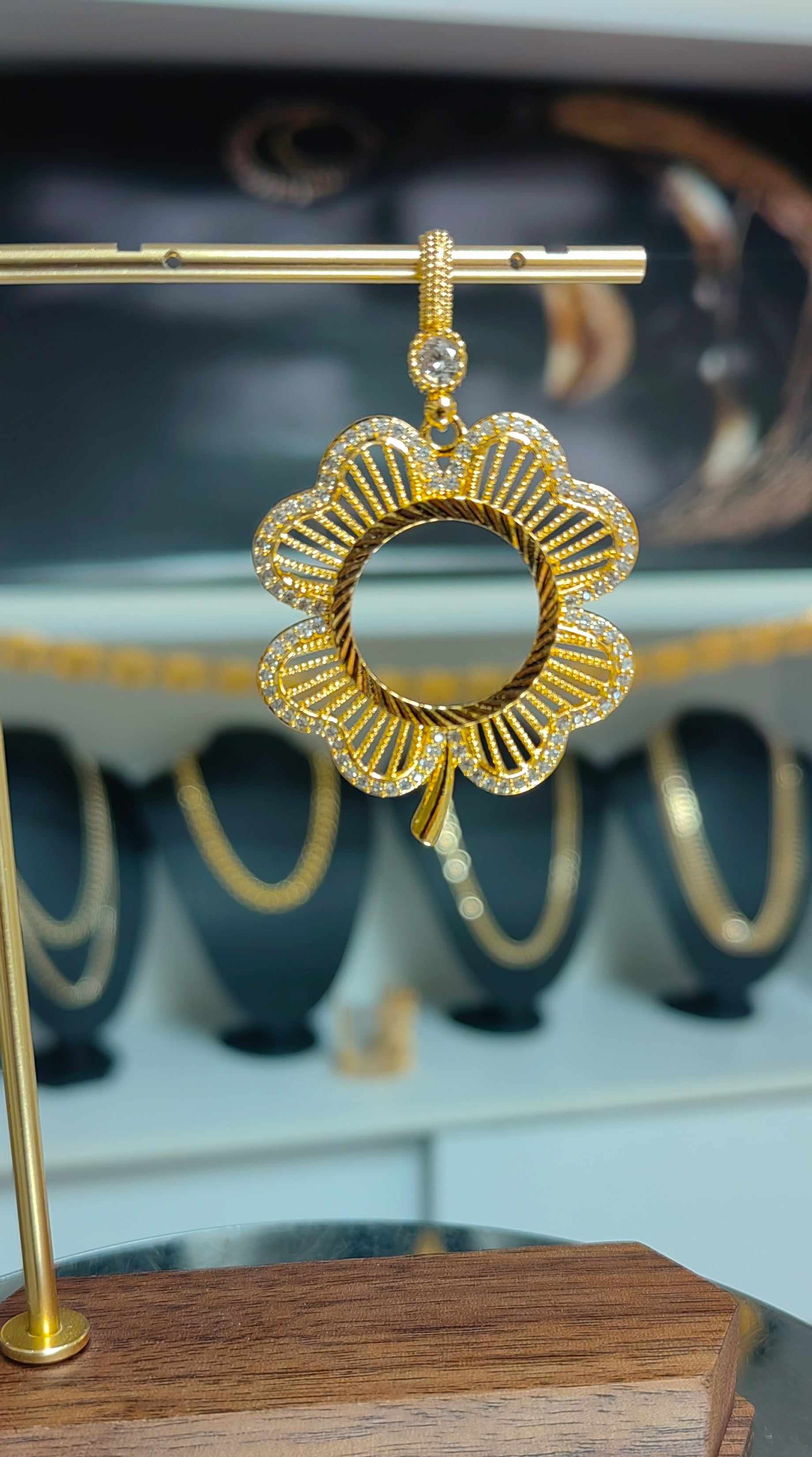 Altın Kaplama Çiçek Model Çeyrekli Boş Kolye Uç  - Mad Gold kolye ucu ve çerçeveler