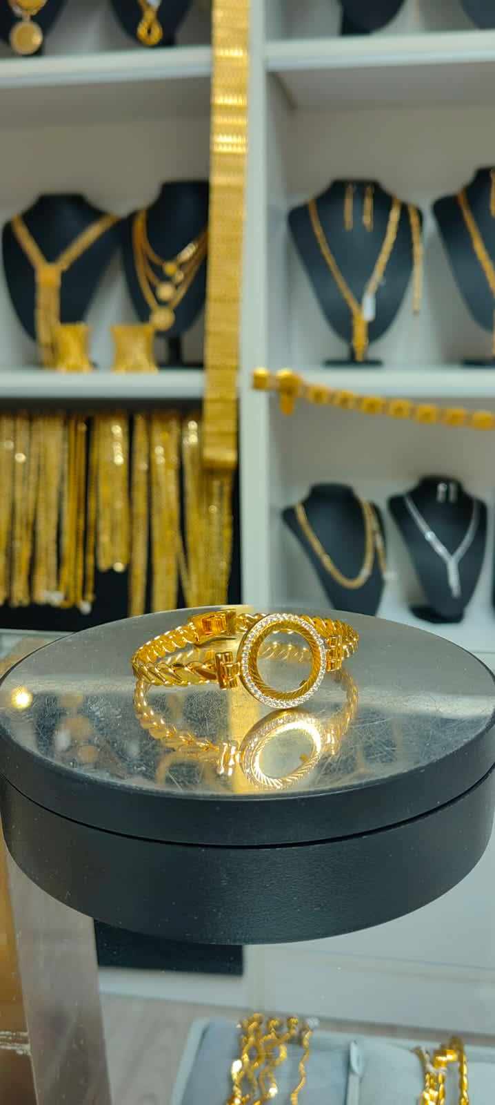 Altın Renginde Lak Kaplama Pulsera vacía con monedas de veinticinco centavos -ÇBBA0012 - Mad Gold esposas