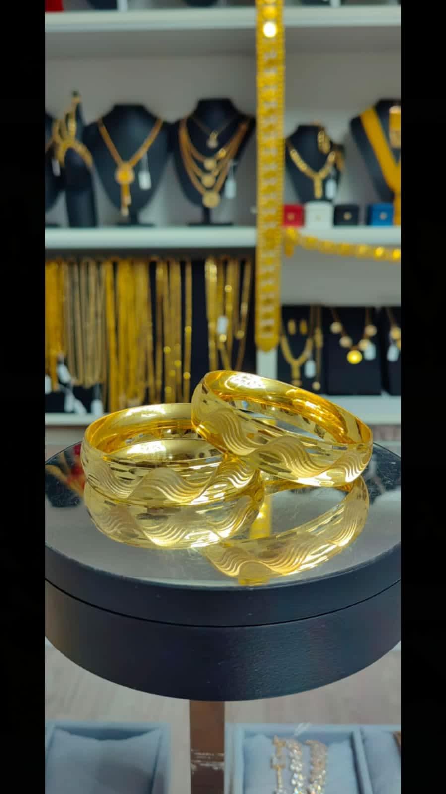 Zarif 1.50cm BL15041 bilezik, parlak altın rengiyle bileğinize şıklık katacak özel bir tasarım.