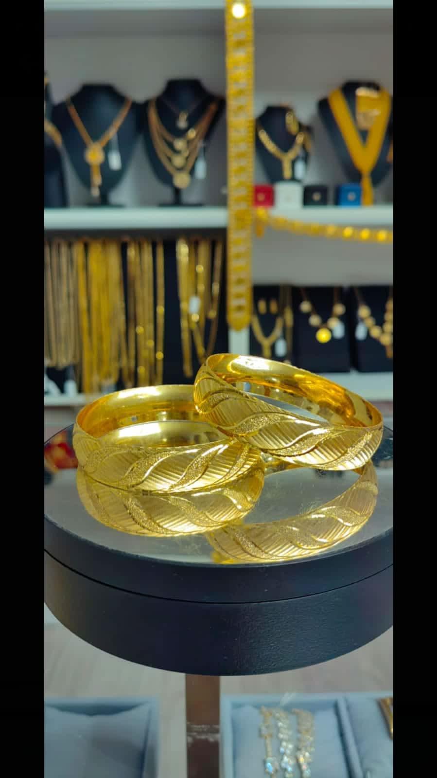 BL15030 kodlu zarif 1.50cm bilezik, parlak modern tasarımıyla bilekte şık duruyor.