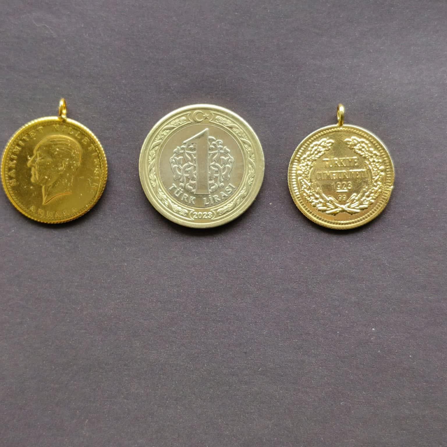 Parlak İmitasyon Kulplu Ata Lira ziynet altını, önden detaylı ve şık görünüm.