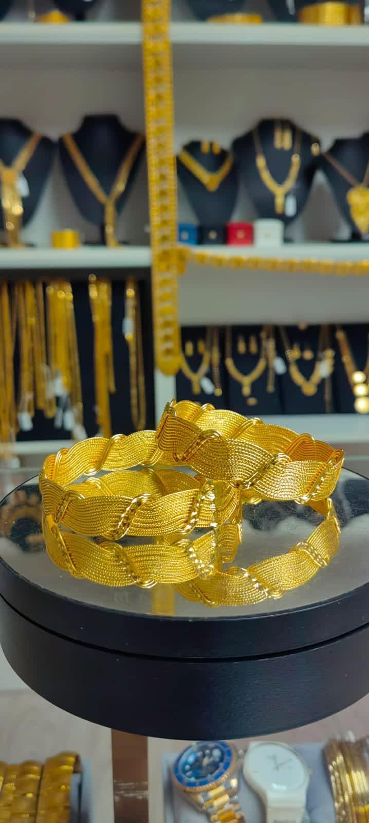 Kalın Hint Örgü Bilezik Demo, el yapımı örgülü şık bir takı aksesuarıdır.