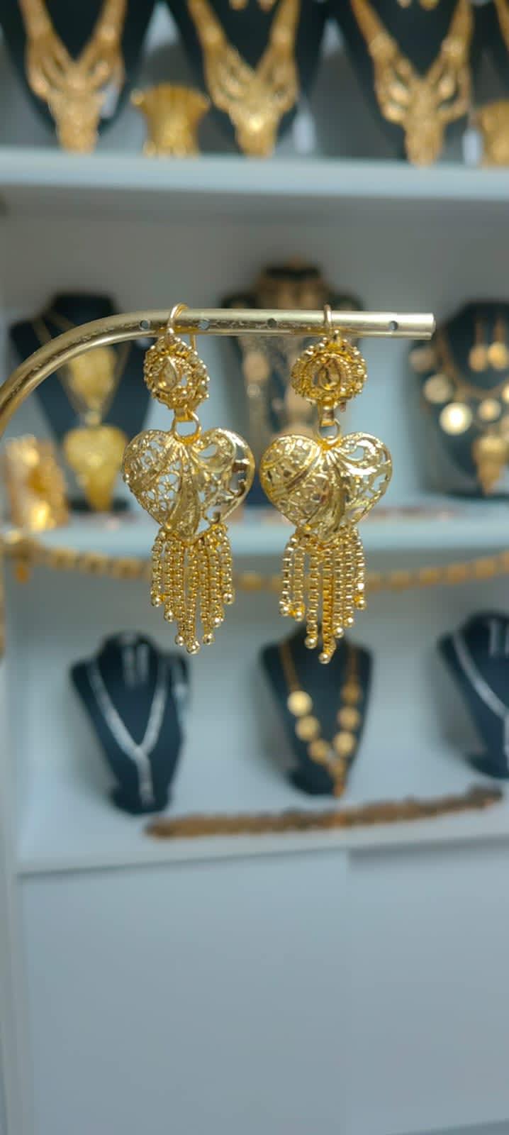 Zarif altın rengi Hint Küpe HKPL016, detaylı işleme ve geleneksel tasarıma sahip.