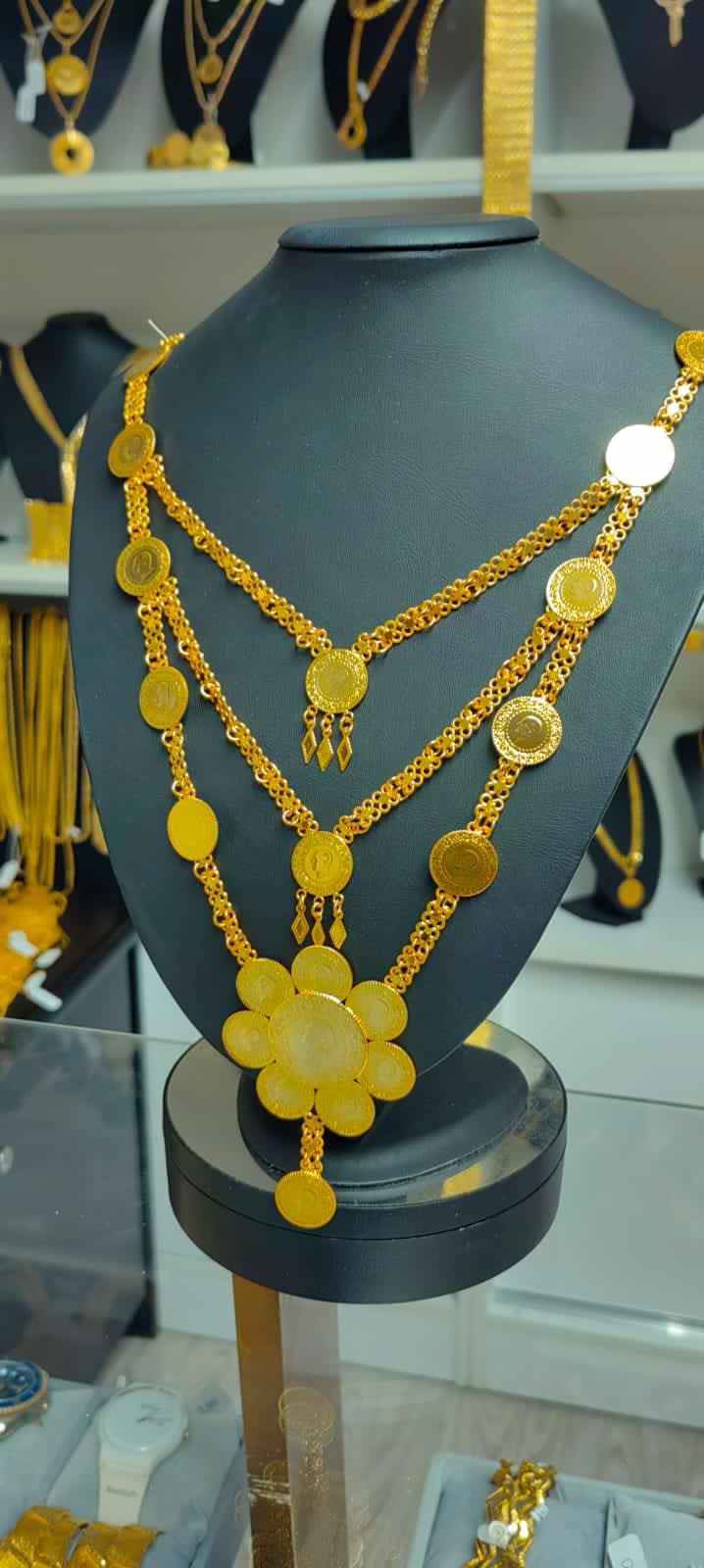 Zarif Küçük Altınlı Hint Kolye, geleneksel tasarımıyla boyunda parlayan şık bir Hint kolyedir.