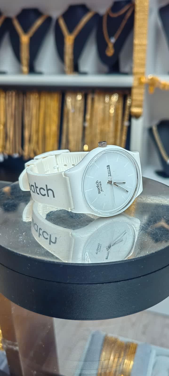 Şık EKSB004 erkek kol saati, metal kayışıyla bilekteki modern duruşu sergiliyor.