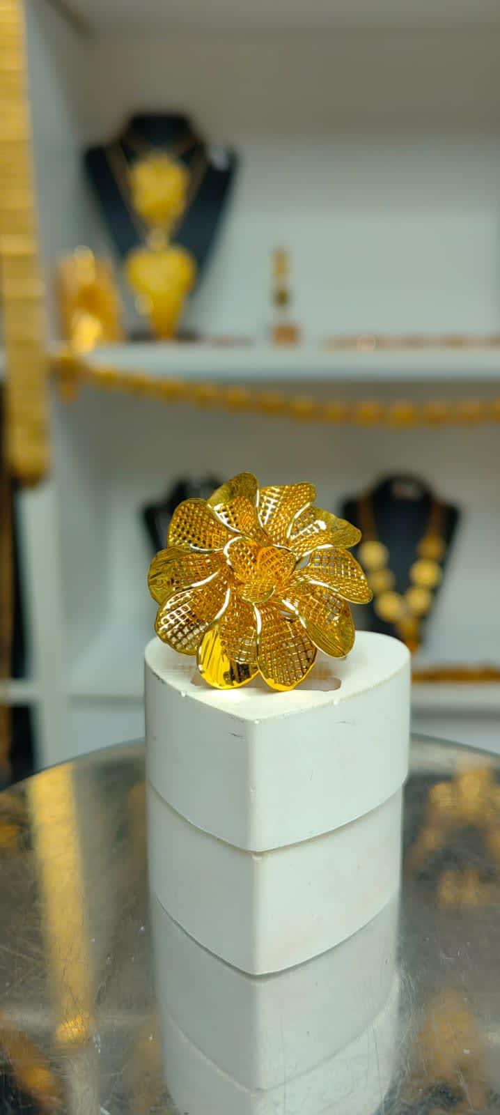 FİZYON YÜZÜK DEMO FYA0020, zarif tasarımıyla öne çıkan parlak bir kadın yüzüğü.