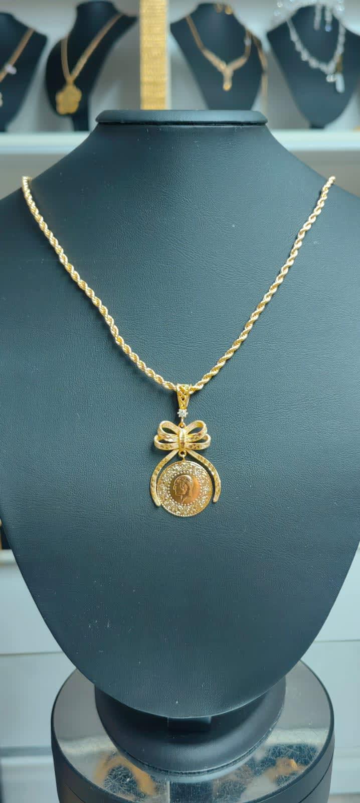 Yarım Altın Kolye, zarif zinciriyle boyunda ışıldayan klasik bir takı.