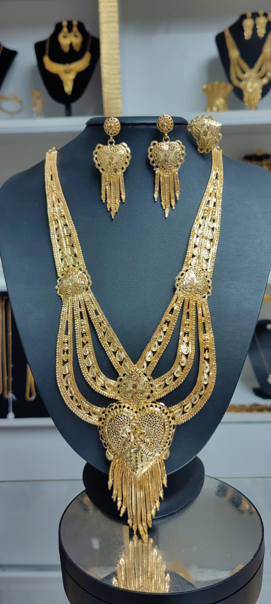 Geleneksel Hint Setler kategorisinden HSA0020, detaylı işçiliğe sahip zarif takıları sergiliyor.