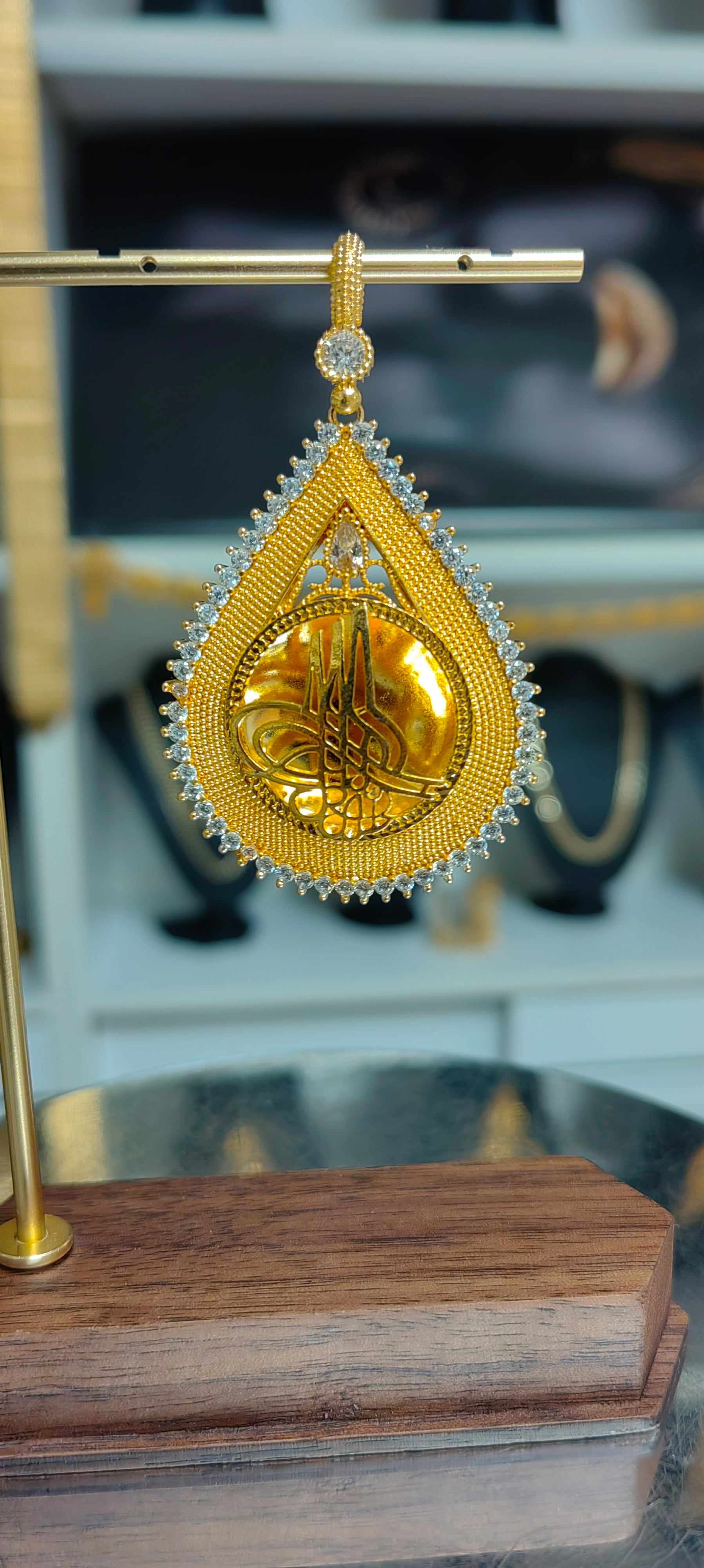 Altın Kaplama Damla Tuğralı Uç yarım altın boyutunda - Mad Gold kolye ucu ve çerçeveler