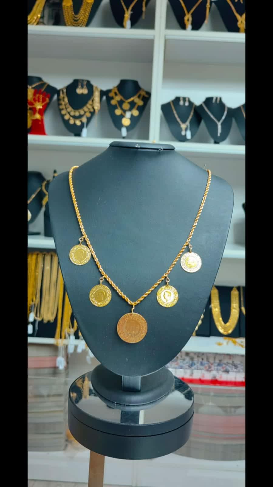 Beşi Bi Yerde BBYYTA001 kolye, zarif tasarımıyla dikkat çeken şık bir takı.