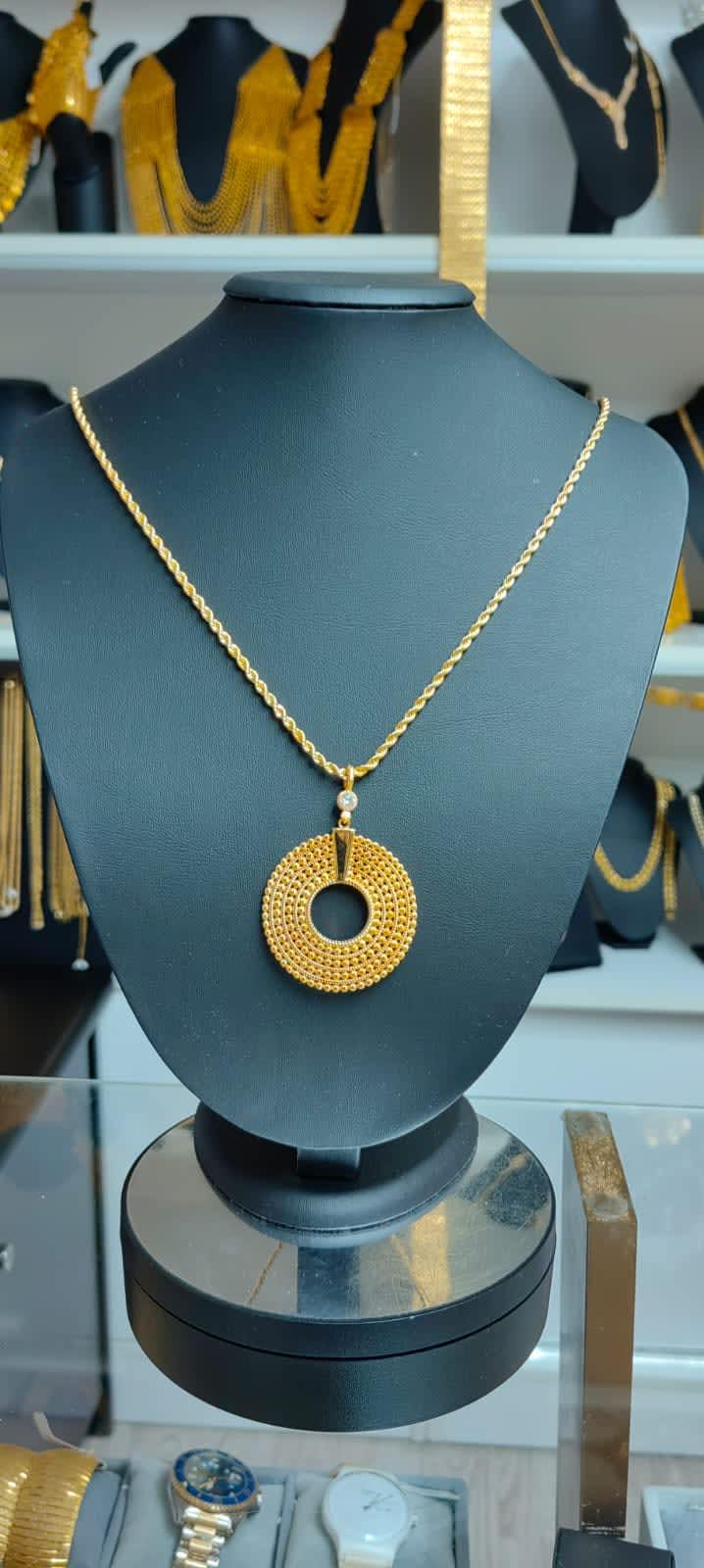 Parlak altın rengi Çeyrekli Boş Kolye, zarif zinciriyle boynunuzu süslemeye hazır kolyelerden.