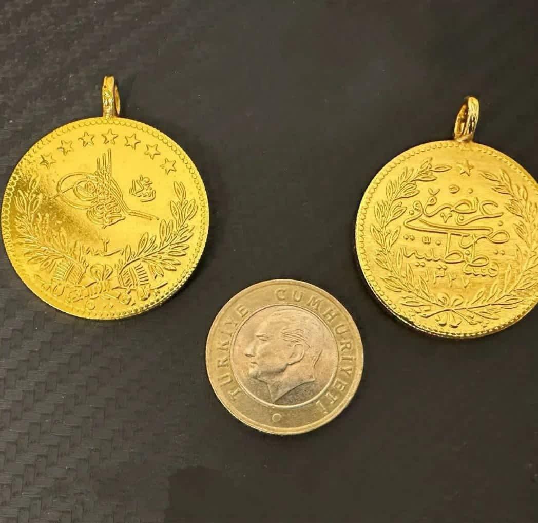 İmitasyon büyük Reşat altın, parlak ziynet altınlar koleksiyonundan şık bir parça.