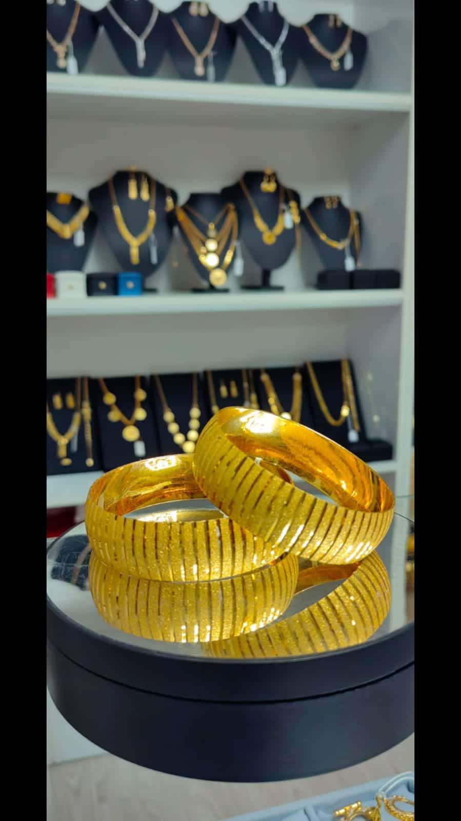 Önden görünümdeki bu parlak 2 cm Bilezik Demo BA20005, zarif ve modern bir aksesuar.