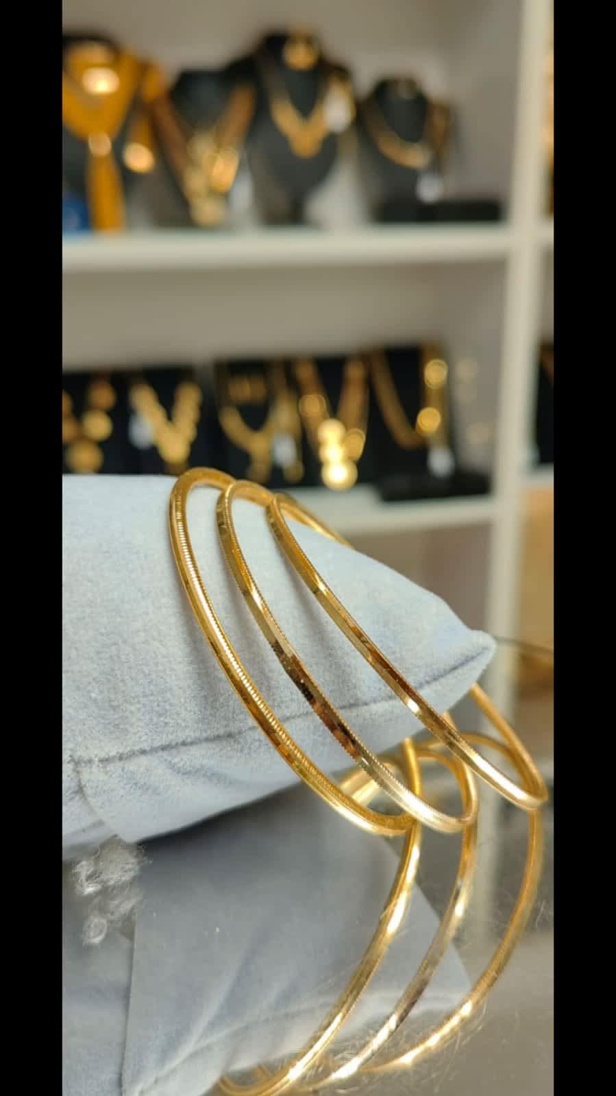 Zarif Ray Ajda Bilezik, parlak ve modern tasarımıyla bileğinizde şık duran bir ajda bilezik.