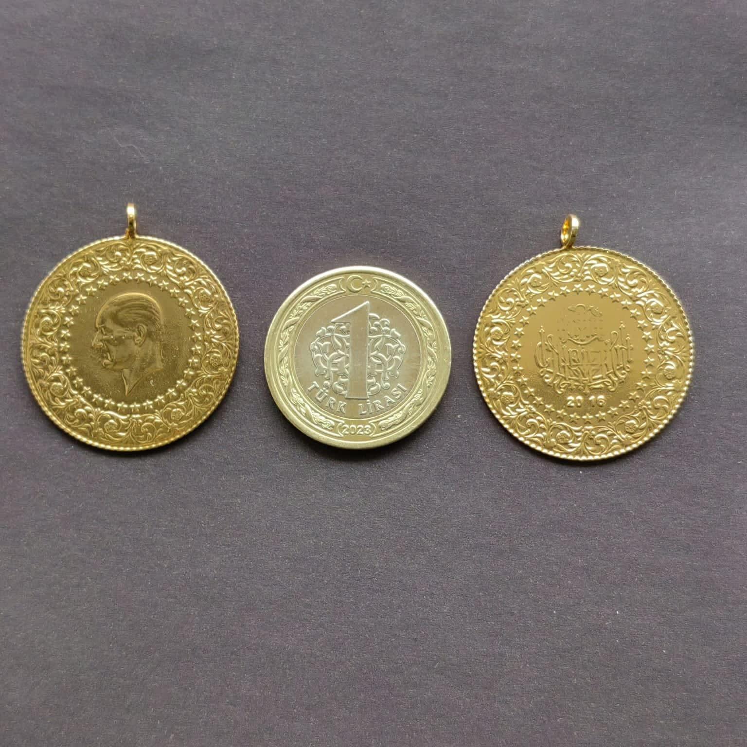 Parlak sarı imitasyon tam altın ziynet, detaylı işçilikle göz alıcı bir aksesuar.