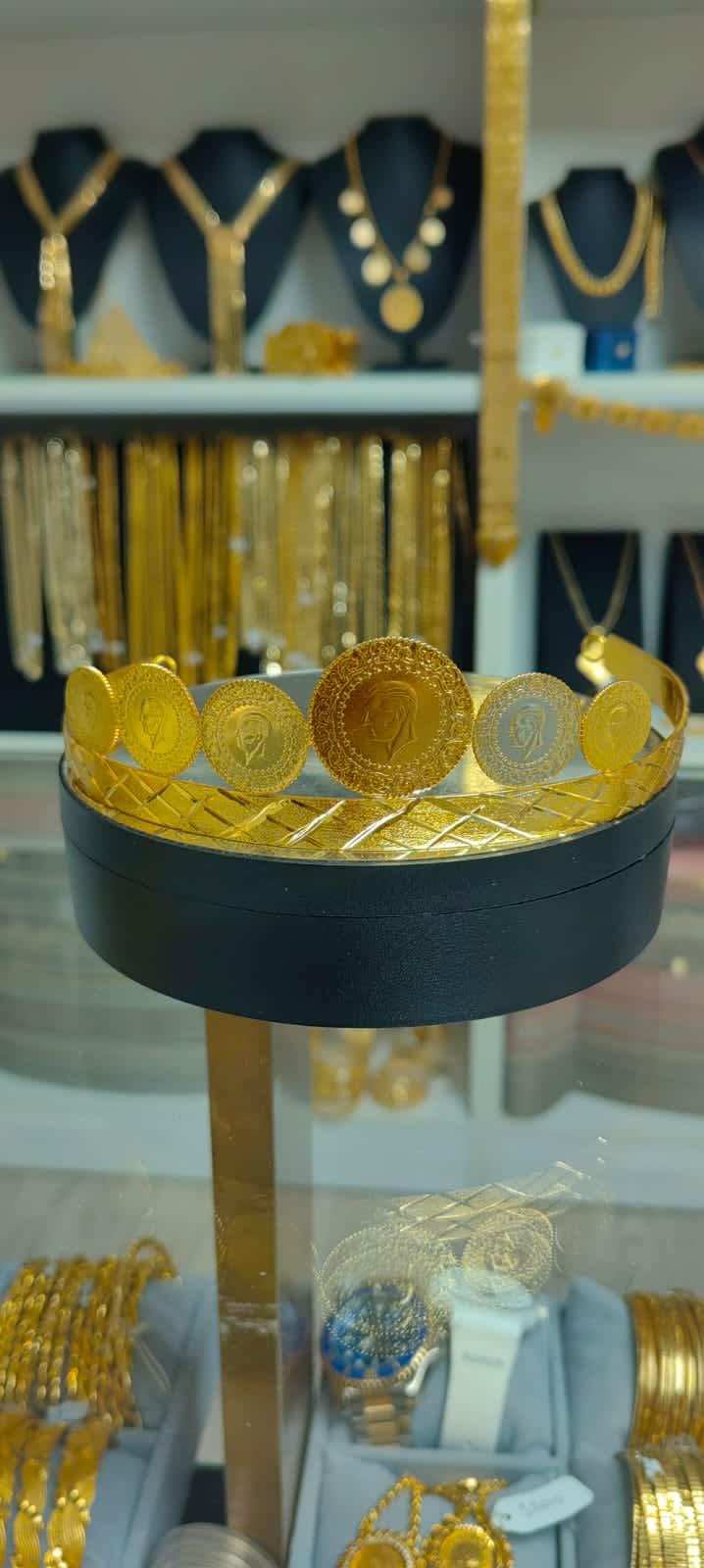 Zarif kristal detaylı GTL001 gelin tacı, yeni gelin takıları koleksiyonundan özel tasarım.