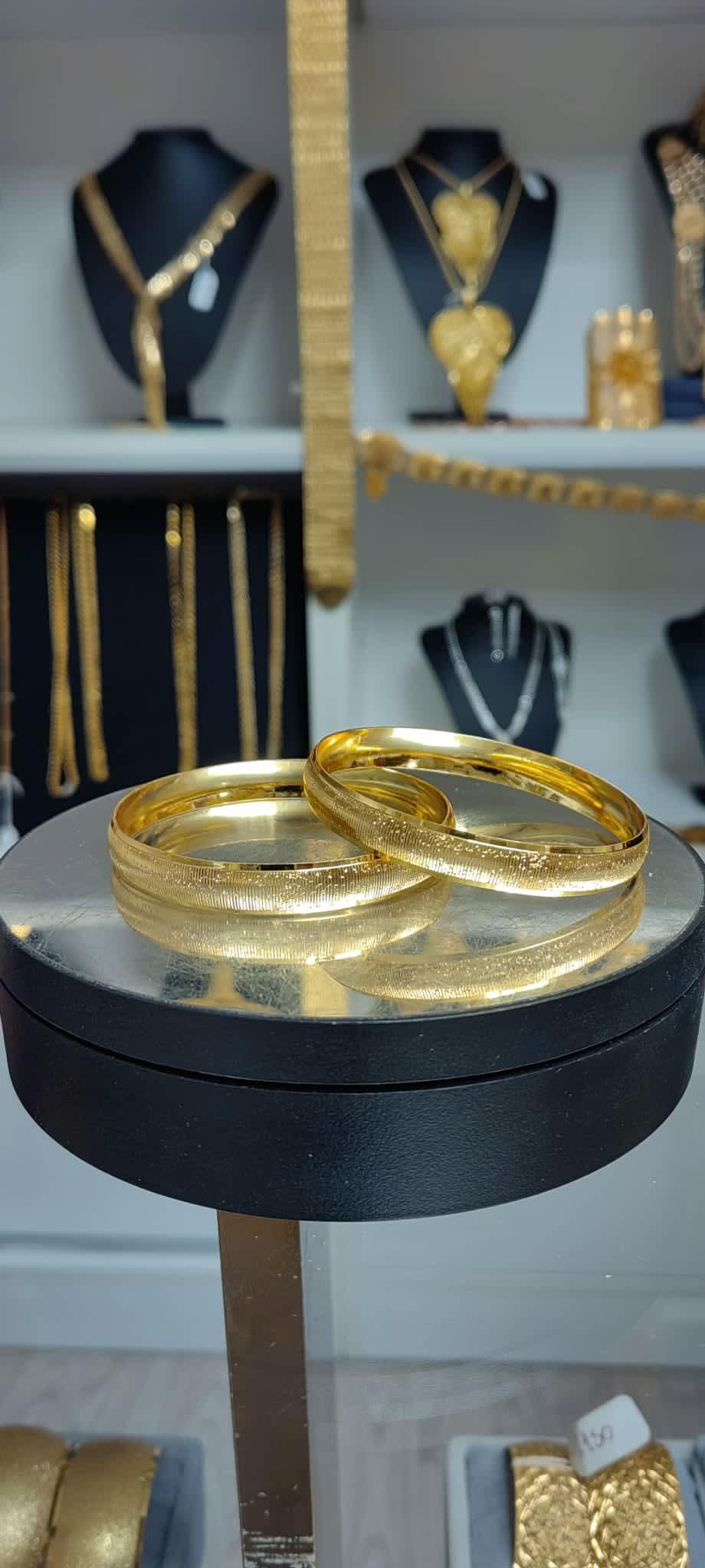 Zarif 1.00 cm BL007 bilezik, parlak ve modern tasarımıyla bilekleri süslüyor.