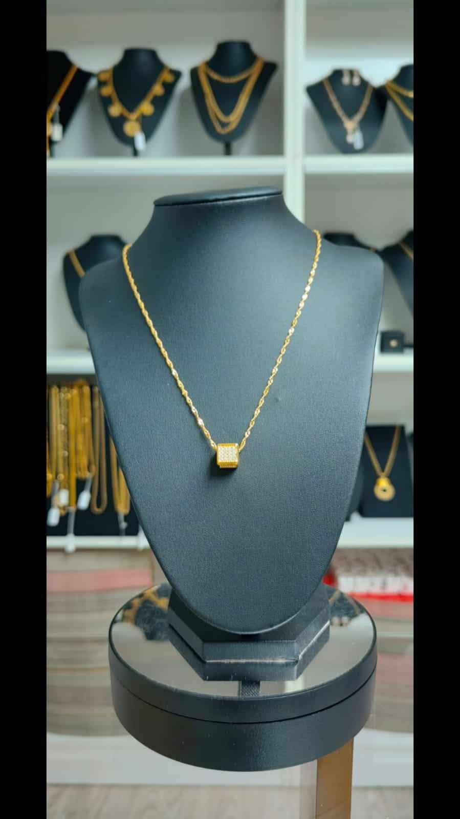 Altın Renginde Lak Kaplama Zar Modeli Kolye - ZKLA010 - Mad Gold kolyeler
