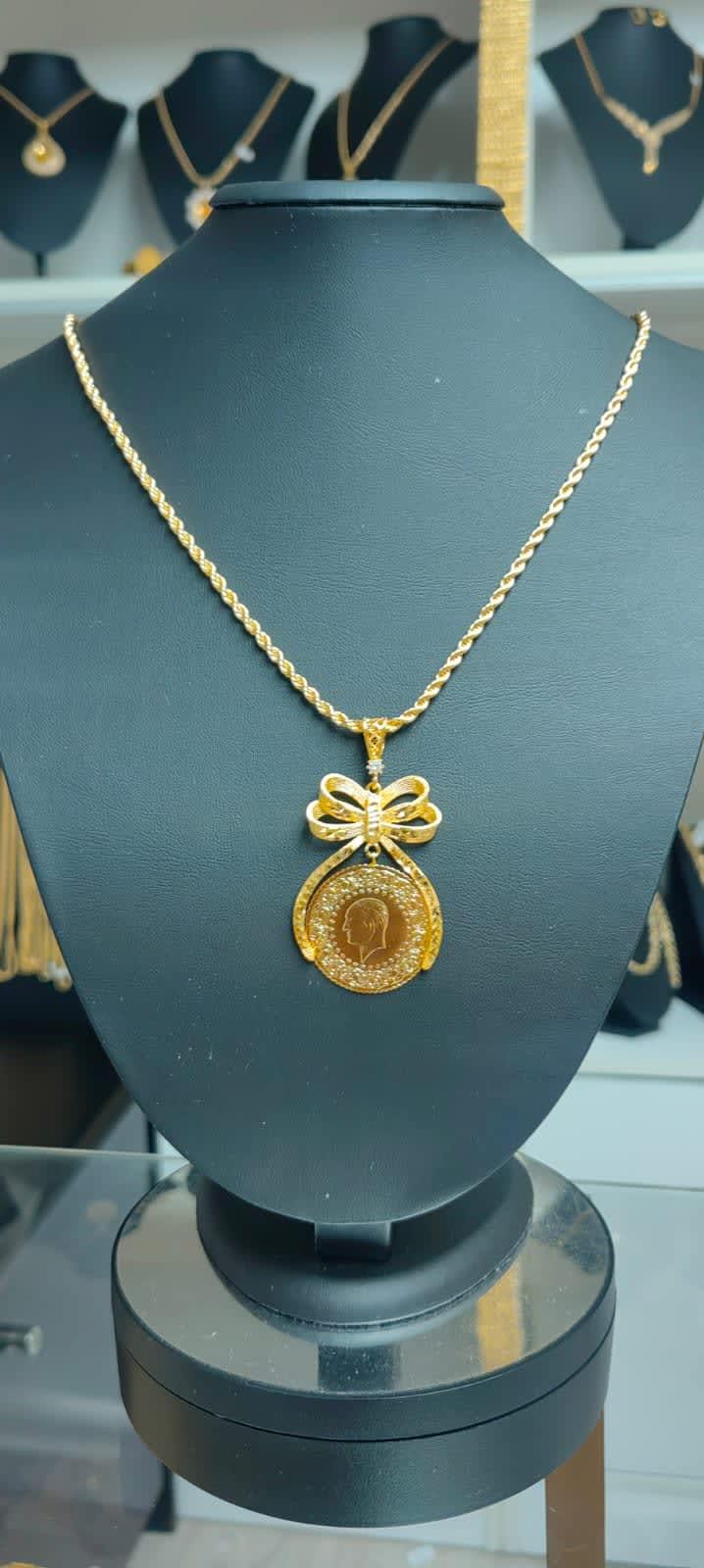 Tam altın fiyonk kolye ön görüntüsü, zarif ve şık bir tasarım sunar