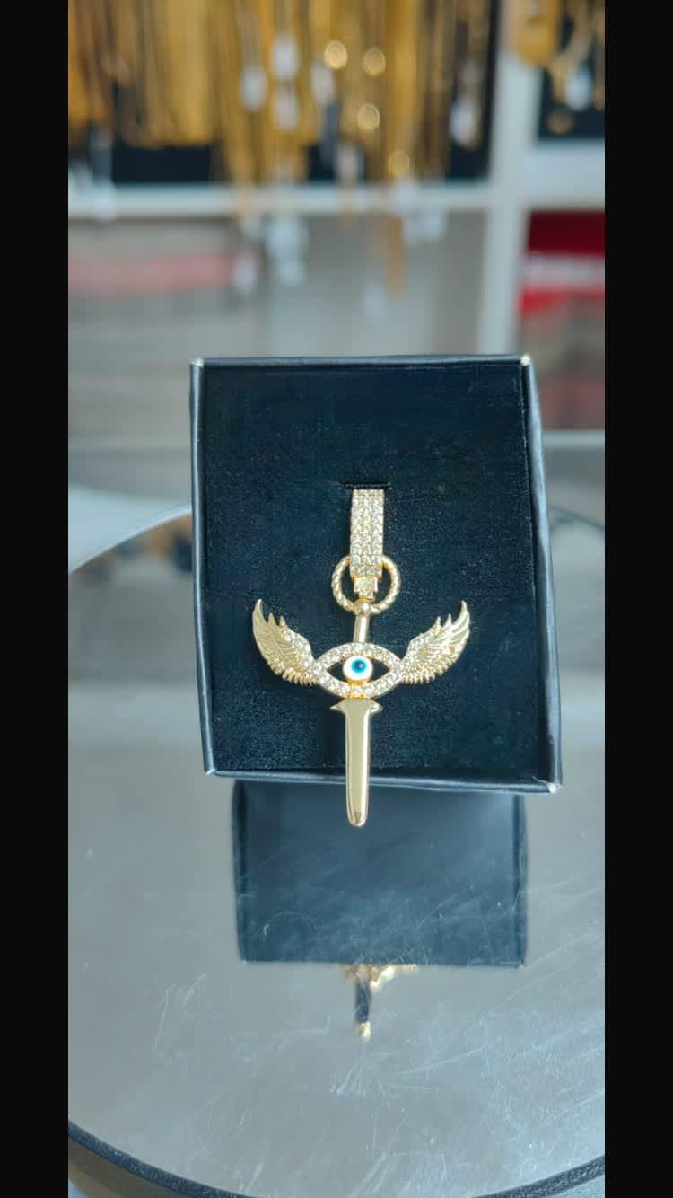 Ajda Charm AJC007 Ajda Bilezik, parlak ve şık tasarımıyla bileğinizi zarifçe süslüyor.