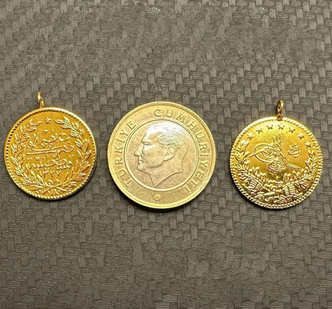 Parlak imitasyon küçük Reşat altın, ziynet altınlar koleksiyonundan zarif bir detay sunuyor.