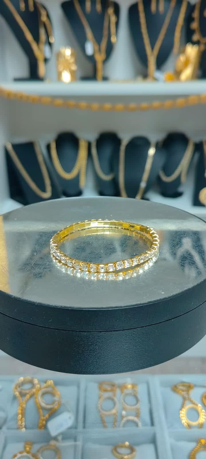 Taşlı lastik bileklik ön görünüşü, şık ve modern bir bileklik modeli
