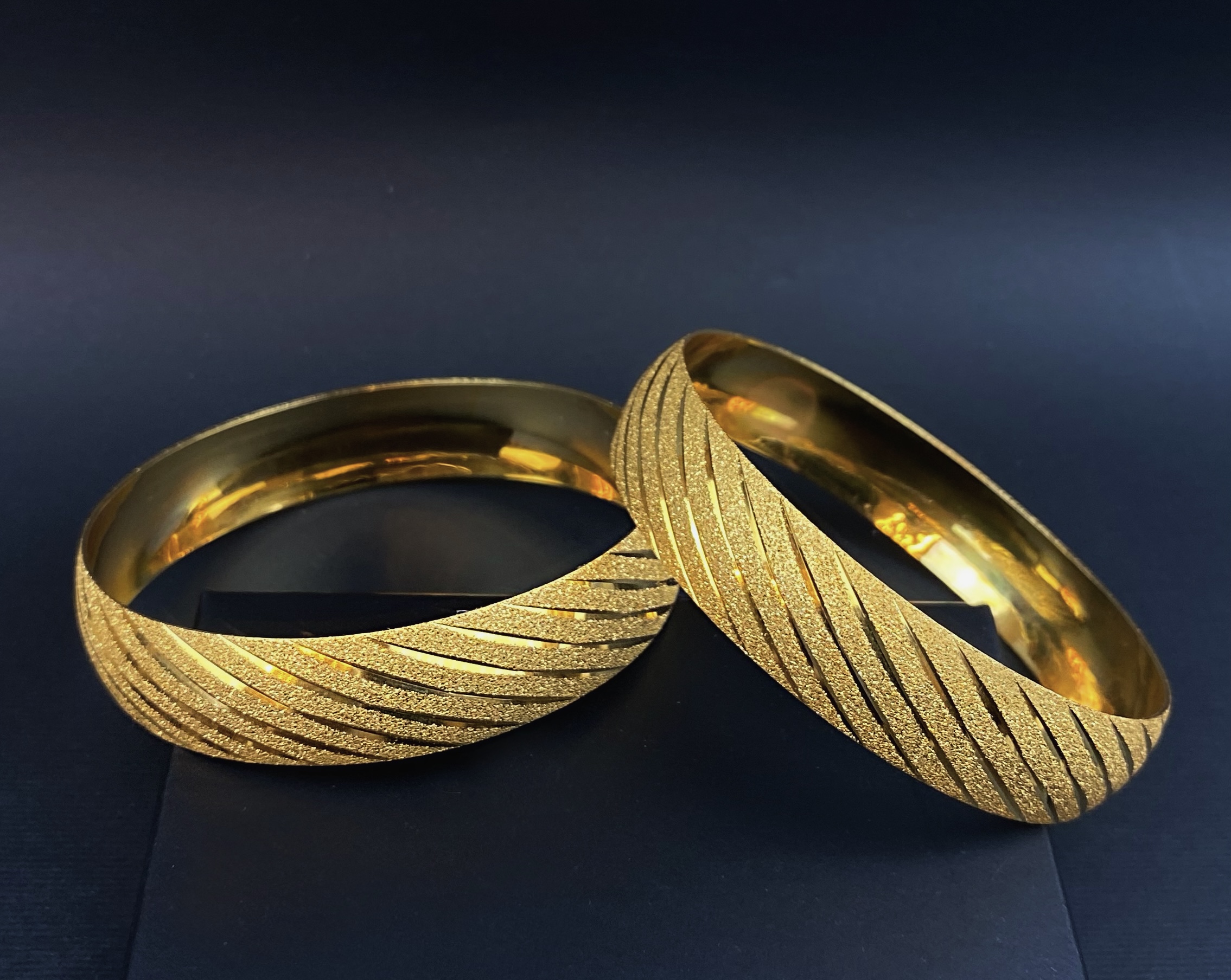 Ajda armband in goudkleurige imitatie op een neutrale achtergrond