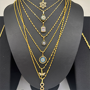 Kullattu nilkkakoru sandaalin kanssa kesällä